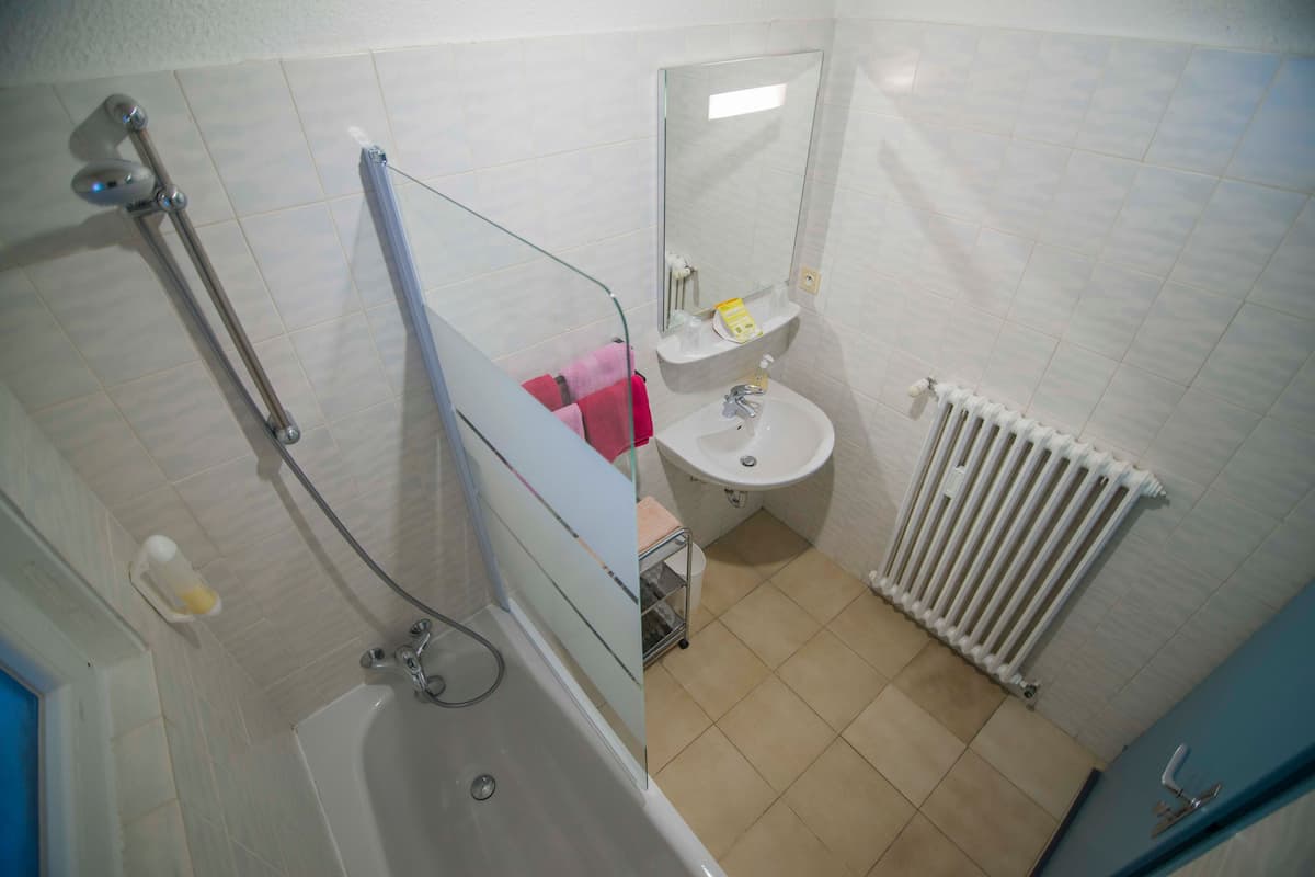 comfort room, non smoking, courtyard view | bathroom | free toiletries, hair dryer, towels