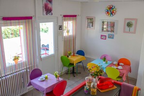 Petit déjeuner continental (10 EUR par personne)