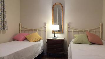 2 dormitorios, tabla de planchar con plancha, ropa de cama