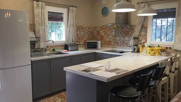 Frigorífico, microondas, placa de cocina y lavavajillas