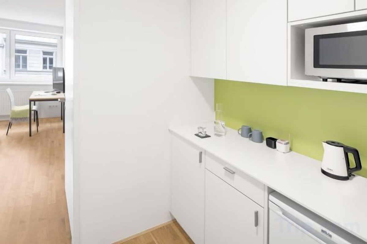 Private kitchen | Coffee/tea maker, fridge, microwave, electric kettle