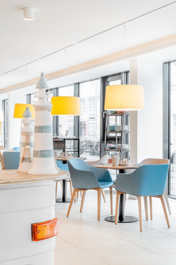 Tägliches Frühstücksbuffet (16 EUR pro Person)