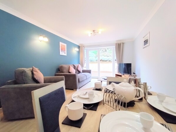 Appartement, Meerdere bedden (Dog Friendly) | Woonruimte | Televisie