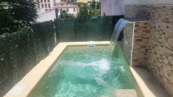 Bañera de hidromasaje al aire libre