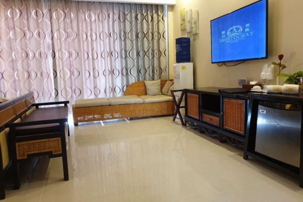 Una sala de estar moderna con un sofá, una mesa de centro y un televisor montado en la pared.