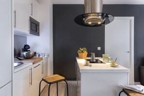 Fridge, microwave, dishwasher, coffee/tea maker - Modern Apartment in Great Location. Albareda II (Sevilla)