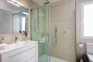 Een douche, een haardroger, een bidet, handdoeken