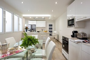 Fridge, microwave, oven, dishwasher - Spacious Apartment in Prime Location. Recogidas (Granada)