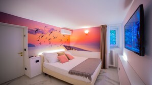 عناصر مجانية داخل الميني بار وخزنة داخل الغرفة وستائر تعتيم