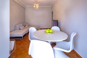 Apartamento, 2 quartos | Área de estar | TV de tela plana