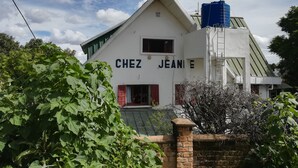 Un edifici amb la placa “CHEZ JEANIE”, que indica un establiment comercial.