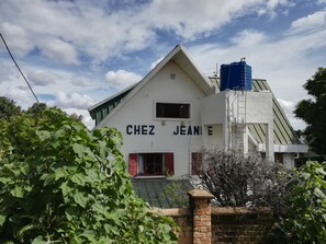 Vista frontal de la propiedad