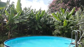 Kolam renang outdoor, dengan kursi berjemur