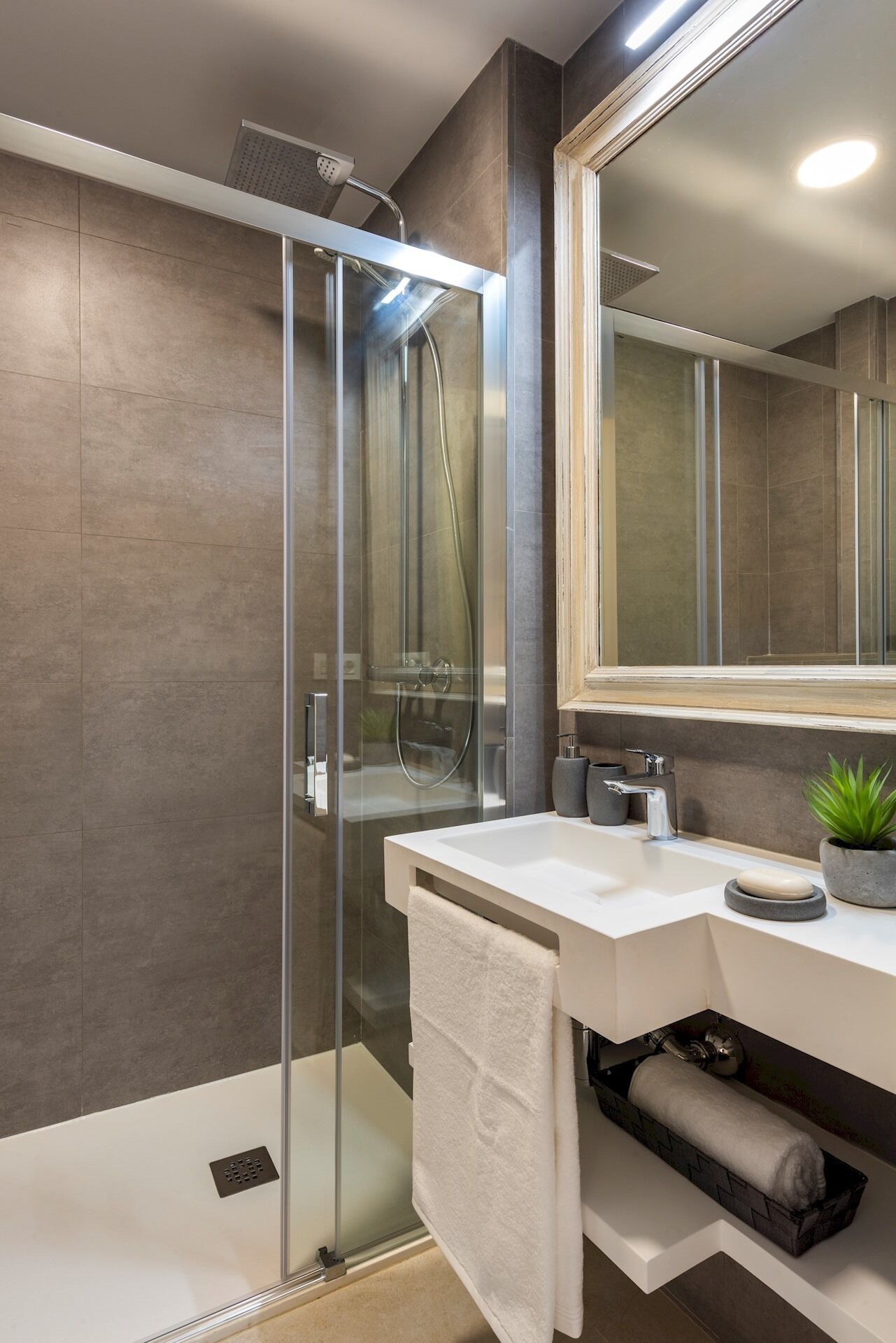 Shower, towels