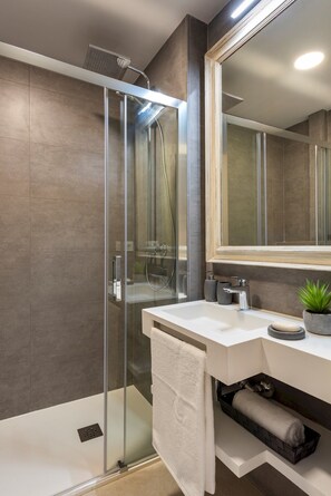Douche, serviettes fournies