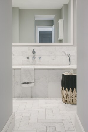Apartment, 2 Bedrooms, Non Smoking | Bathroom | Combined shower/tub, free toiletries, hair dryer, towels - Dreamy apartment In  Little Venice (London)