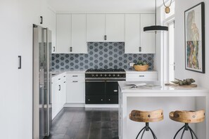 Appartement, 2 chambres, non-fumeurs | Cuisine privée | Réfrigérateur, micro-ondes, four, plaque de cuisson