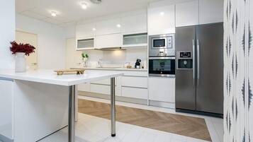 Coffee/tea maker, fridge, microwave, oven