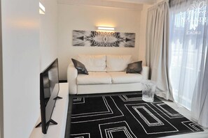 Superior Apartment, 2 Bedrooms | Living area