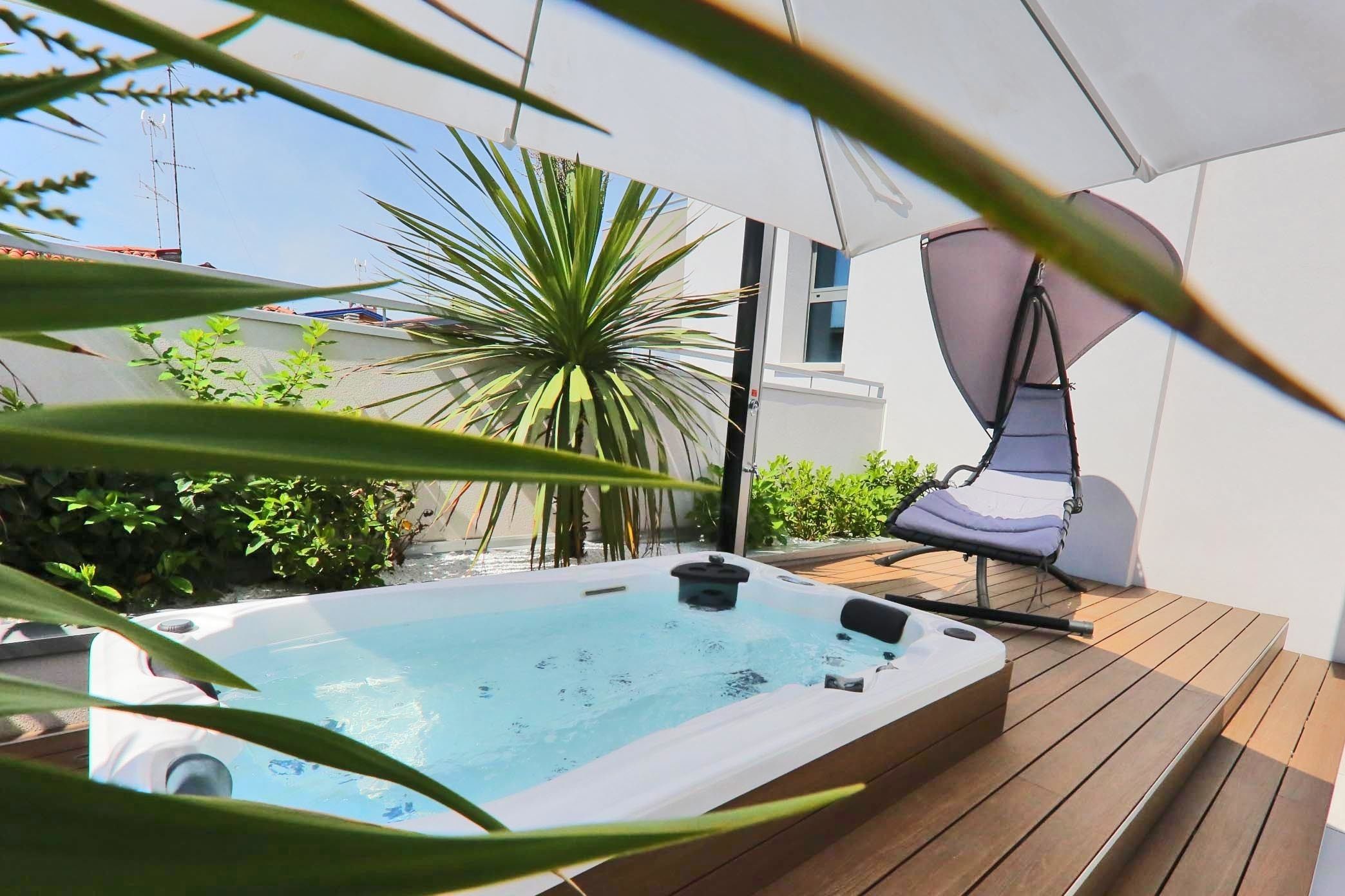 Deluxe Suite, Jetted Tub | Jetted bathtub