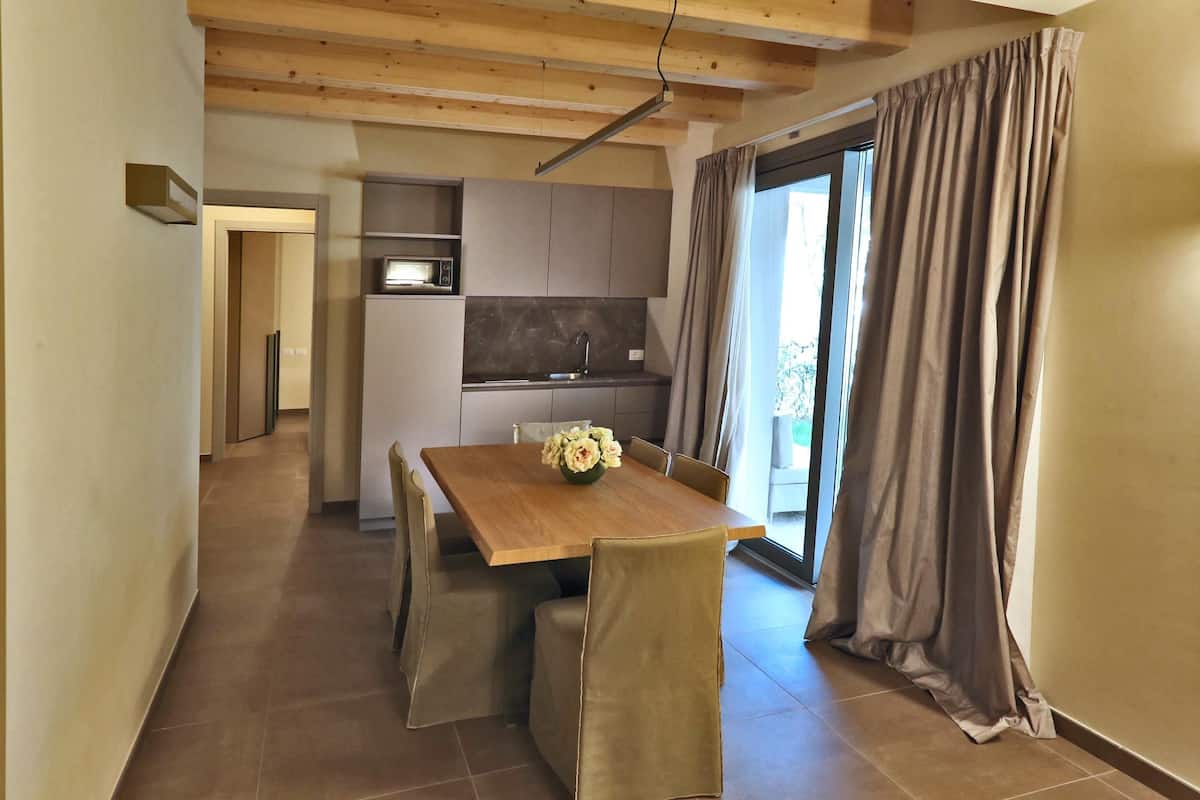 Deluxe Apartment, 2 Bedrooms, Hot Tub (6 pax) | 2 bedrooms, minibar, in-room safe, desk