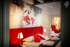 Deluxe-Suite, Whirlpool | Minibar, Zimmersafe, Schreibtisch, Verdunkelungsvorhänge