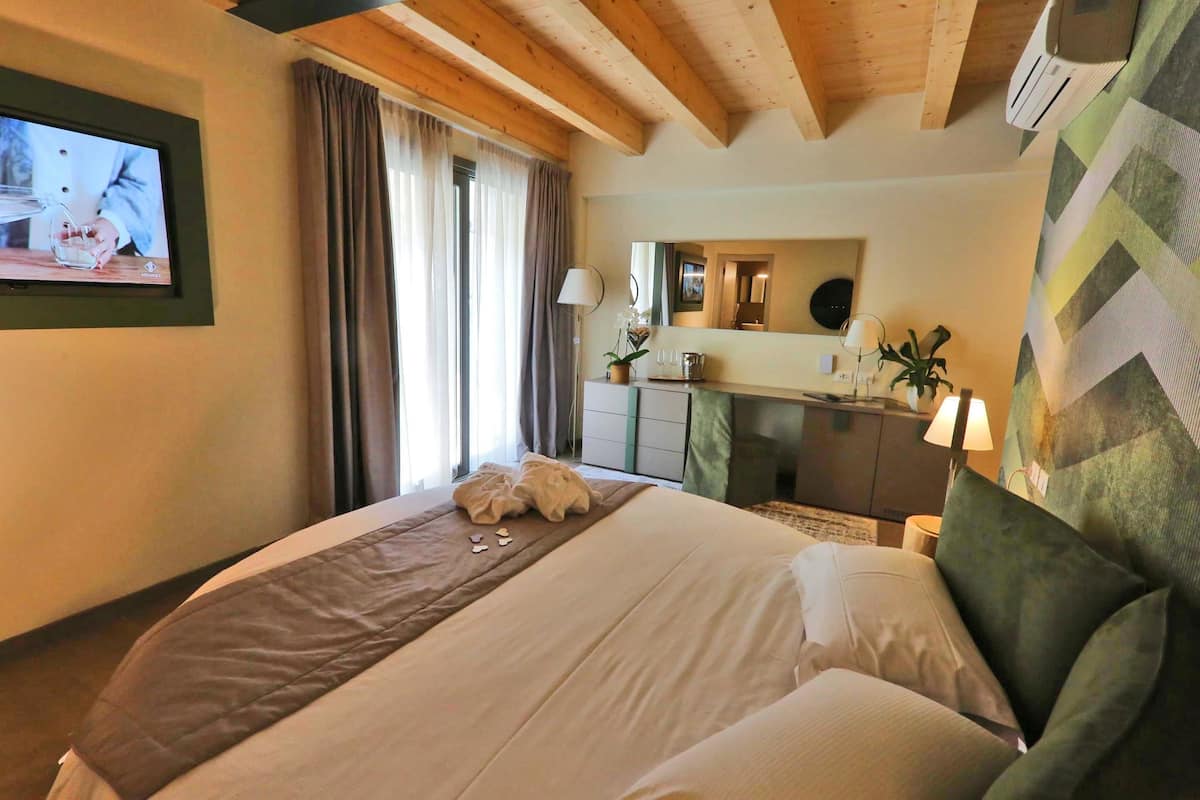 Apartment, 1 Bedroom, Garden View | 2 bedrooms, minibar, in-room safe, desk