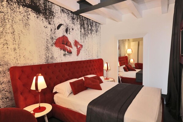 Deluxe-Suite, Whirlpool | Minibar, Zimmersafe, Schreibtisch, Verdunkelungsvorhänge