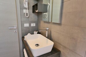 Comfort-Apartment, 2 Schlafzimmer | Badezimmer | Dusche, Regendusche, Haartrockner, Bademäntel
