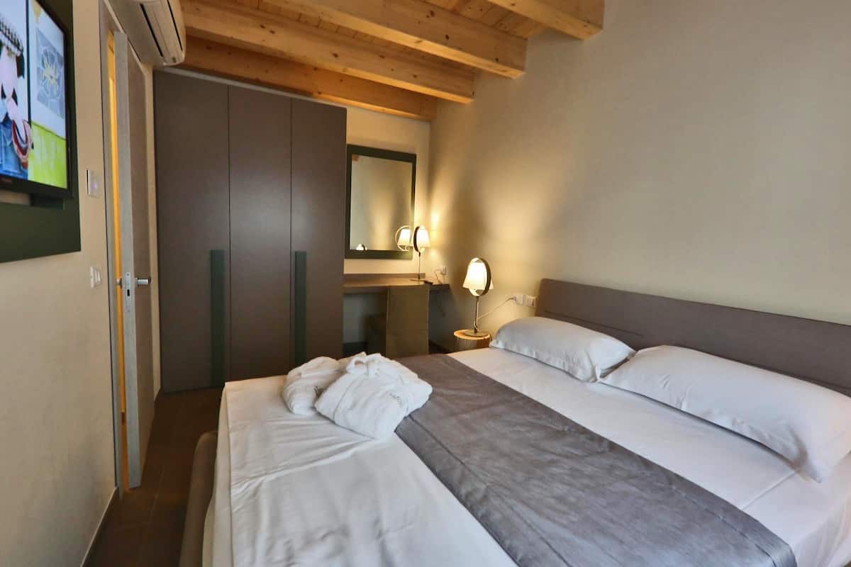 2 bedrooms, minibar, in-room safe, desk