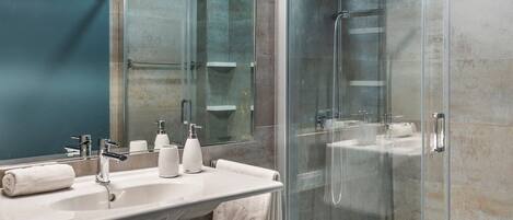 Dusche, Haartrockner, Handtücher