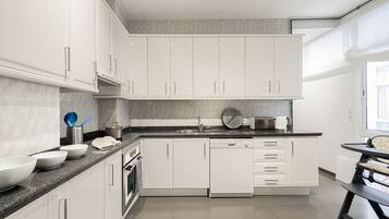 Kühlschrank, Mikrowelle, Ofen, Geschirrspüler