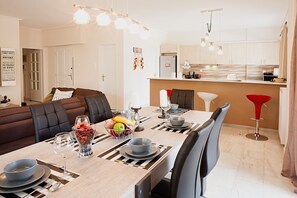 Appartement, 3 slaapkamers | Woonruimte | Flatscreentelevisie, een open haard en een dvd-speler