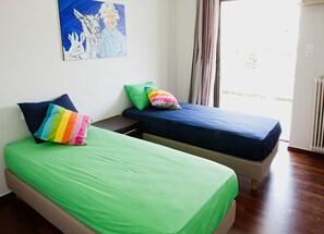 Appartement, 3 slaapkamers | 3 slaapkamers, een bureau, een strijkplank/strijkijzer, gratis wifi