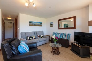 アパートメント ベッド (複数台) シービュー | リビング エリア | テレビ