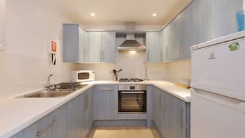 Departamento, varias camas, vista al mar | Cocina privada | Refrigerador, microondas, horno y lavavajillas