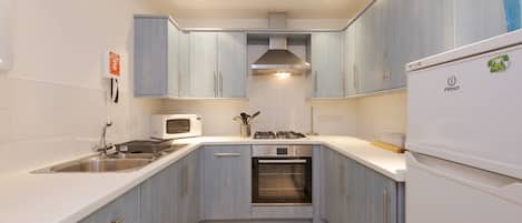Apartment, Multiple Beds, Sea View | Private kitchen | Fridge, microwave, oven, dishwasher