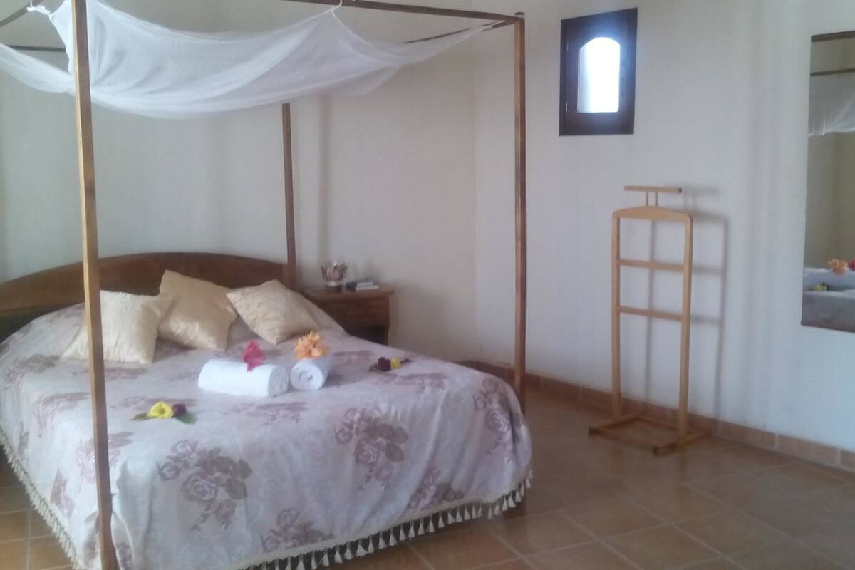 Tempat tidur lipat/tambahan dan seprai linen