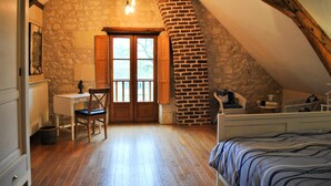 Unclassified image, 5 of 29, button - Le Tulipier de Virginie (Noyers-sur-Cher)