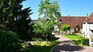 Unclassified image, 4 of 29, button - Le Tulipier de Virginie (Noyers-sur-Cher)