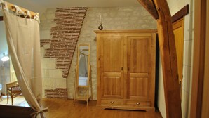 Unclassified image, 2 of 29, button - Le Tulipier de Virginie (Noyers-sur-Cher)
