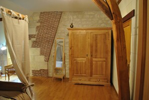 Double Room, Garden View (Teddy) | Blackout curtains, free WiFi, bed sheets - Le Tulipier de Virginie (Noyers-sur-Cher)