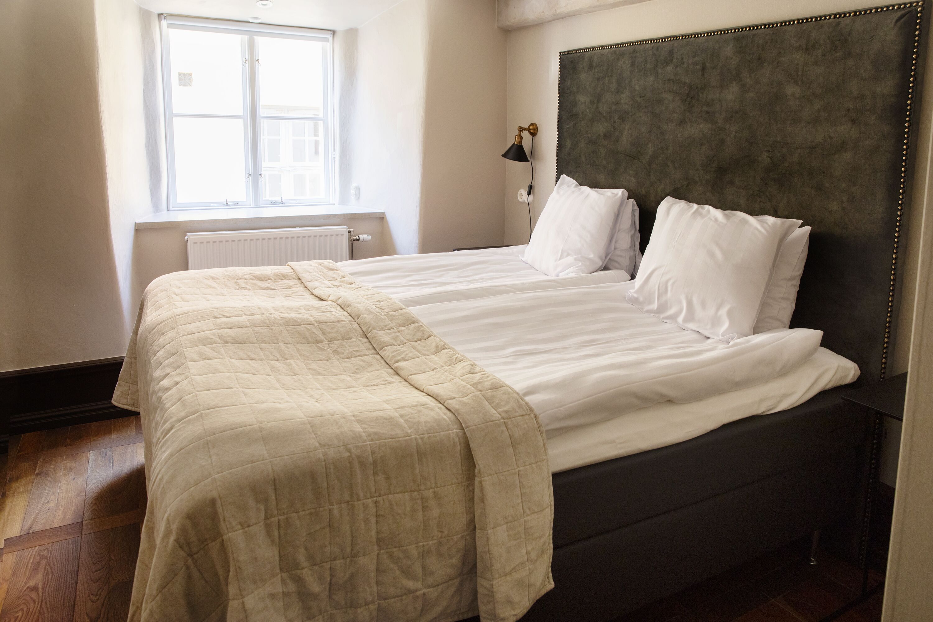 classic double room, 1 queen bed, non smoking | minibar, in-room safe, desk, blackout curtains