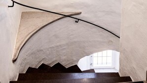 A staircase with a circular window and a small skylight, leading to an upper floor. - Hotell Visby Börs (Visby)