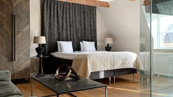 Deluxe Suite | 1 bedroom, minibar, in-room safe, desk