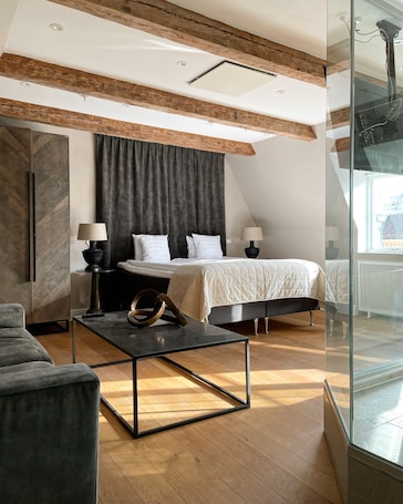 华丽套房 | 迷你吧、客房内保险箱、办公桌、遮光窗帘