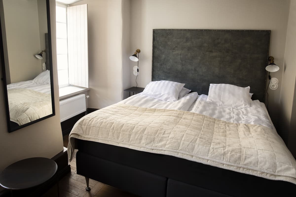 Classic Double Room, 1 Queen Bed, Non Smoking | 1 bedroom, minibar, in-room safe, desk
