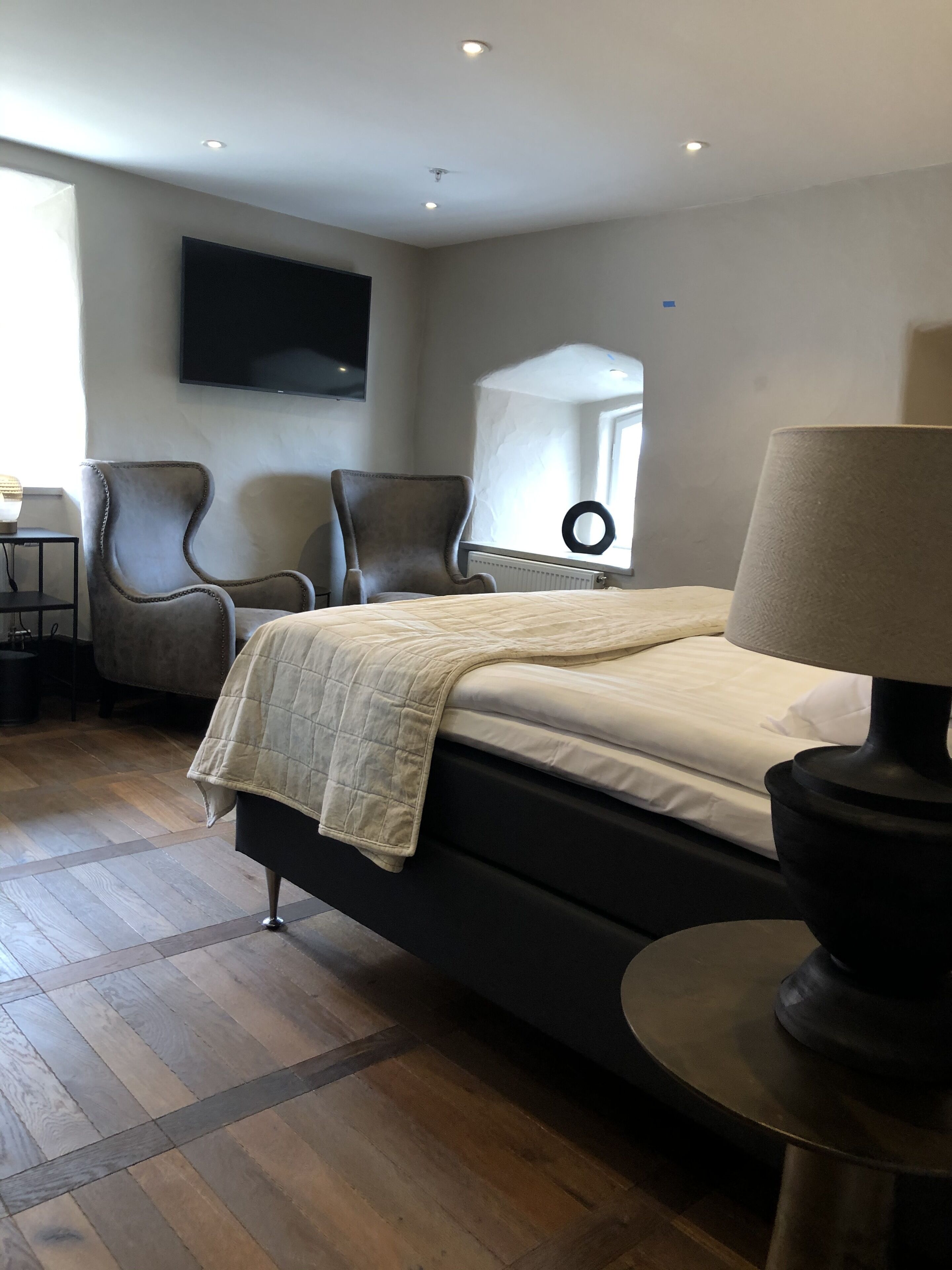 deluxe double room, 1 queen bed, non smoking | minibar, in-room safe, desk, blackout curtains