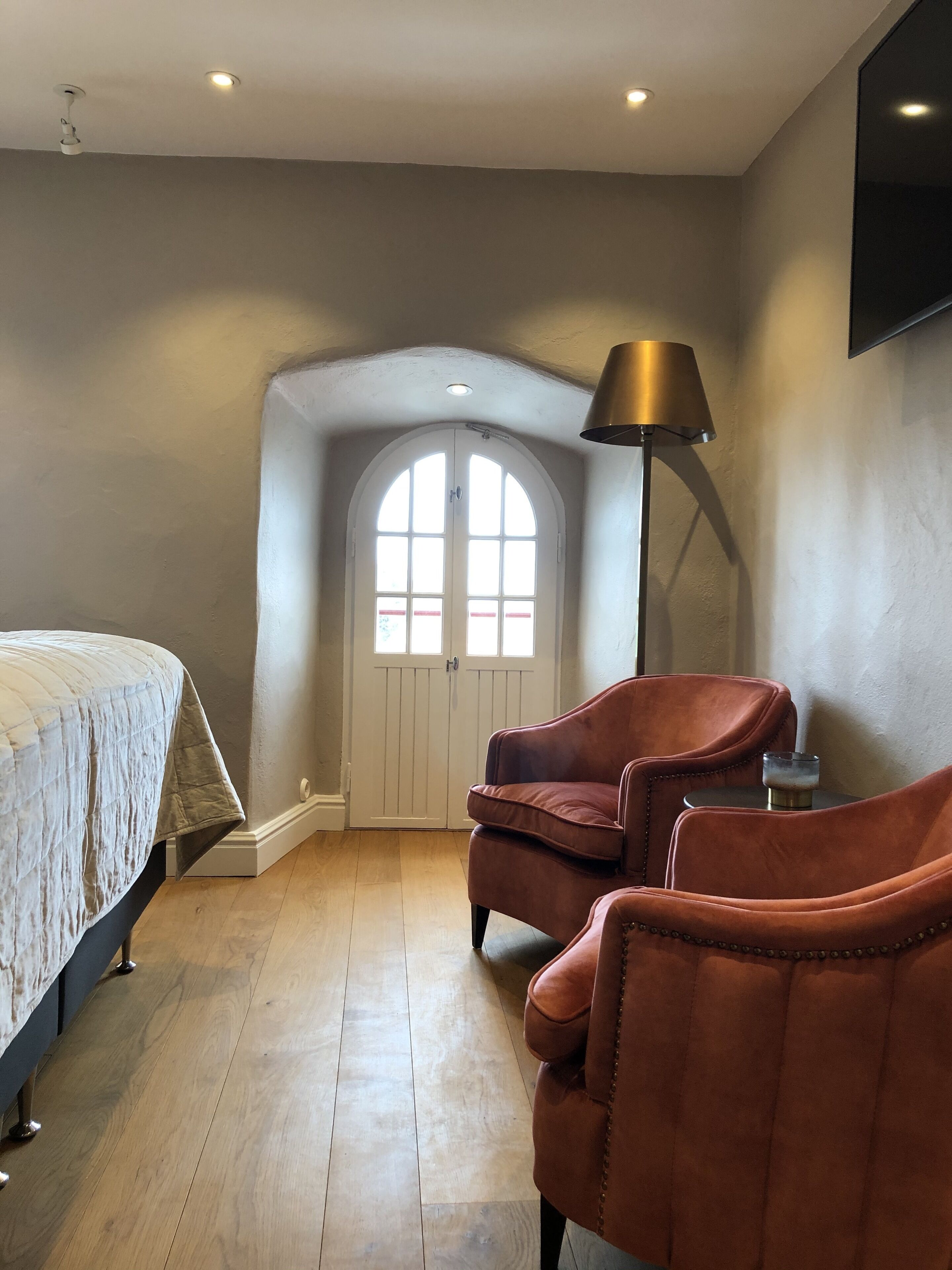 deluxe double room, 1 queen bed, non smoking | minibar, in-room safe, desk, blackout curtains