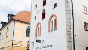 A white building with arched windows and a sign reading "HOTEL VISBY BØRS". - Hotell Visby Börs (Visby)